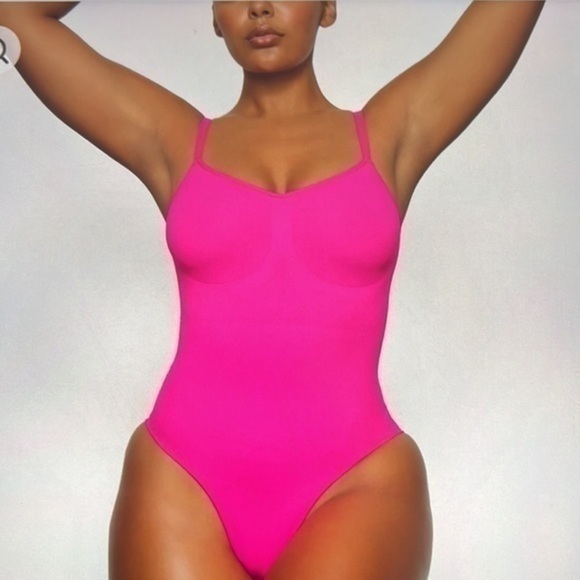 Skims Sculpting Bodysuit - Picture 1 of 5
